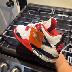 Jordan 4 Fire Red Size 8