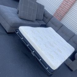 Sectional Couch W Pull Out Bed 