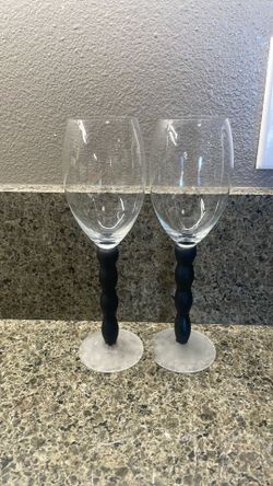 Lot of 2 wine glasses