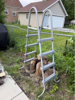 Pool ladder