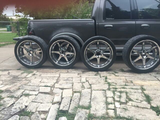 Rines 24 para una ford F150 doble cabina 5 birlos