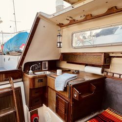 Vintage 27’ Catalina sailboat