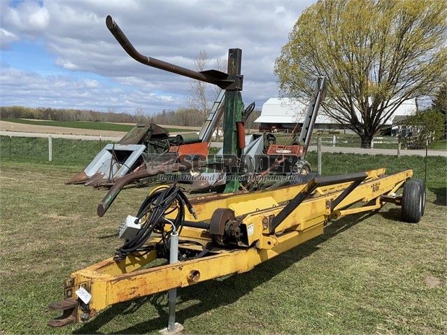 Buffalo 7800 Bale Mover