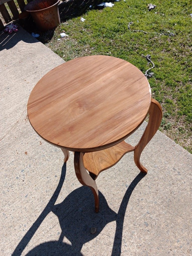 Beautiful antique table (Not Fake Wood)