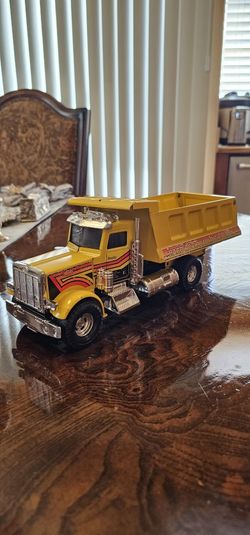 Ertl Hard Rock Hauling Company Dump Truck Peterbilt 1/32 Metal / Diecast / Toy / Collectible / Collector / Man Cave / Construction / Vintage /Gift