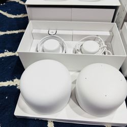 “Never Used” Google Nest Wifi Router and “Used” Point - Snow