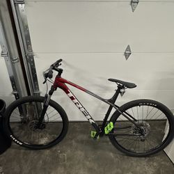 TREK Marlin 6 Mountain Bike USED