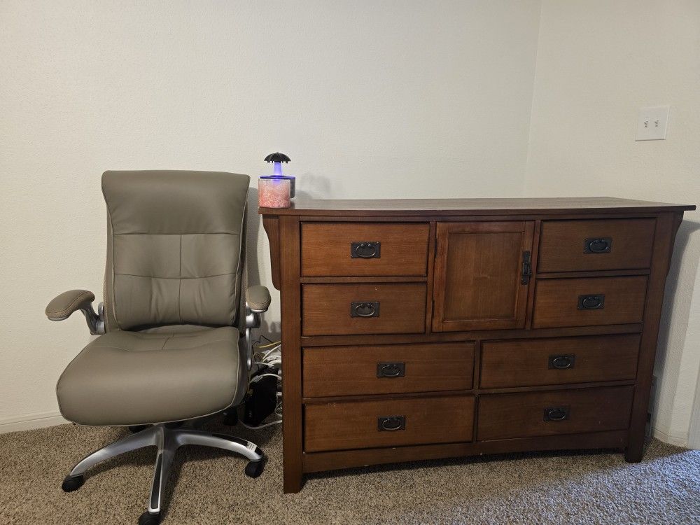 Dresser&boss Chair