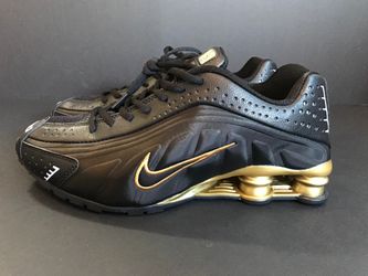 RARE NIKE SHOX R4 Black/Black-Gold Size 10 Athletic Shoes- Box Not included