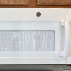 ~ GE MICROWAVE (white) ~