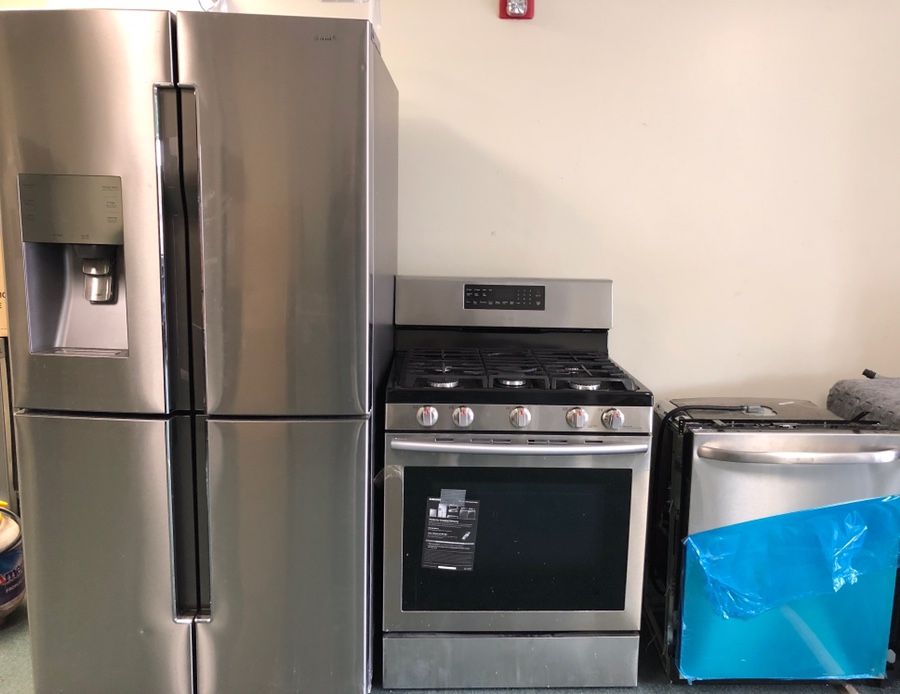 Top of the line stainless steel appliances for sale ! New & used scratch dent items! Warranty and delivery available!