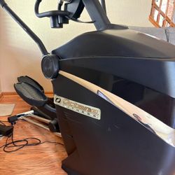 Octane Fitness Commercial Elliptical – Excellent Condition