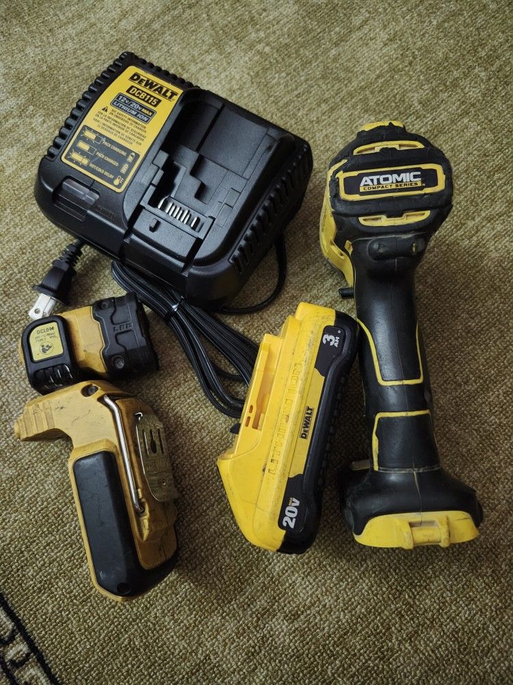 DeWalt 20v Impact And Work Light And Charger w Battery