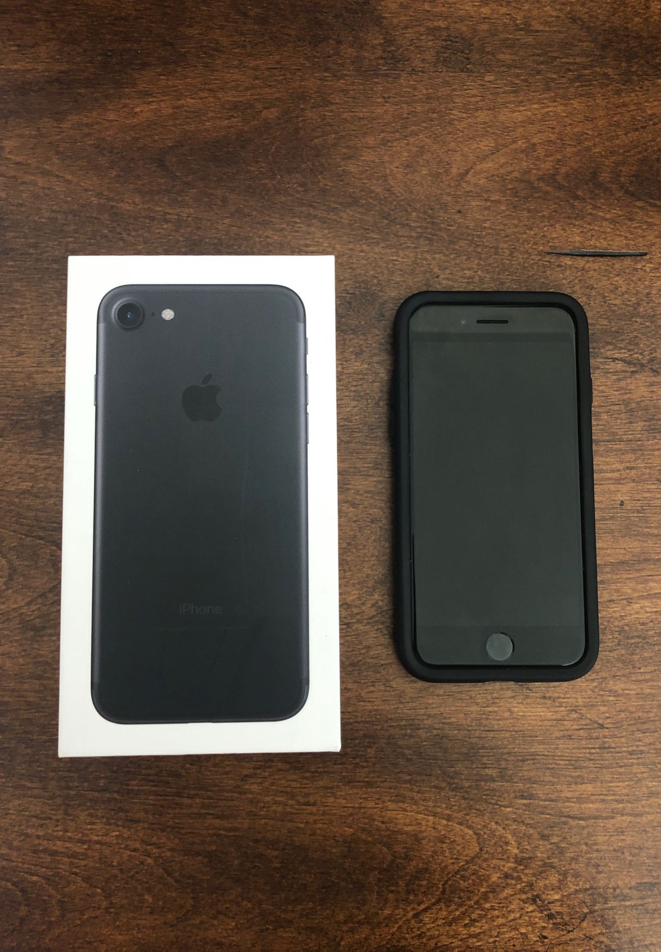 Like New iPhone 7 - Unlocked - Case Included