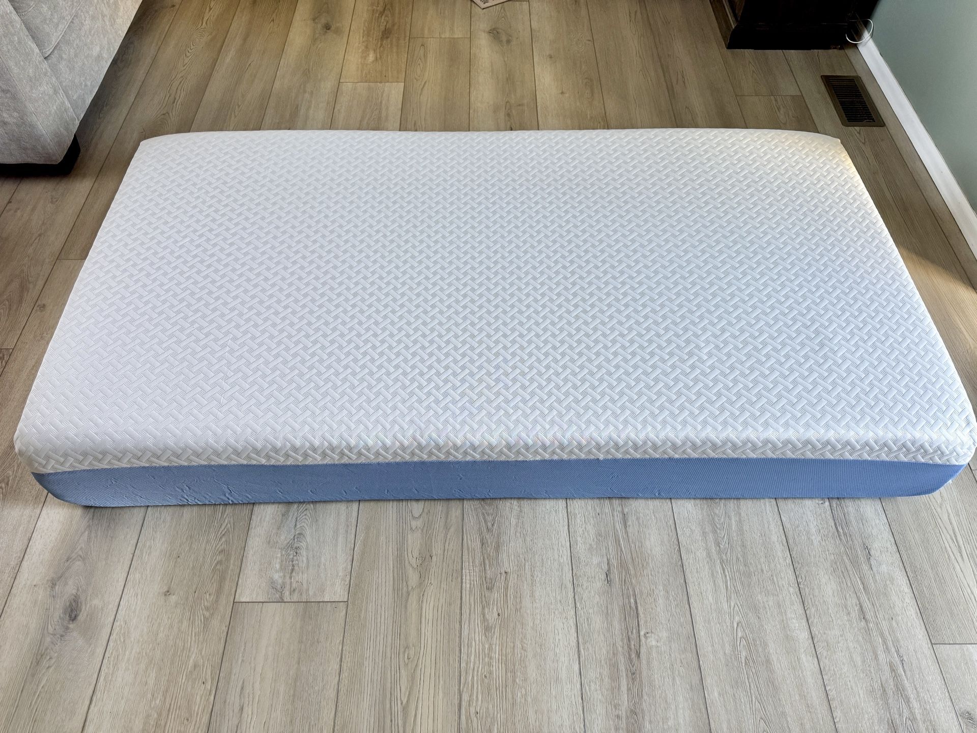 Zinus 10” TWIN Cooling Memory Foam Mattress - Medium Feel - NEW!