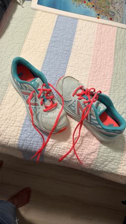Girls New Balance ~ 4