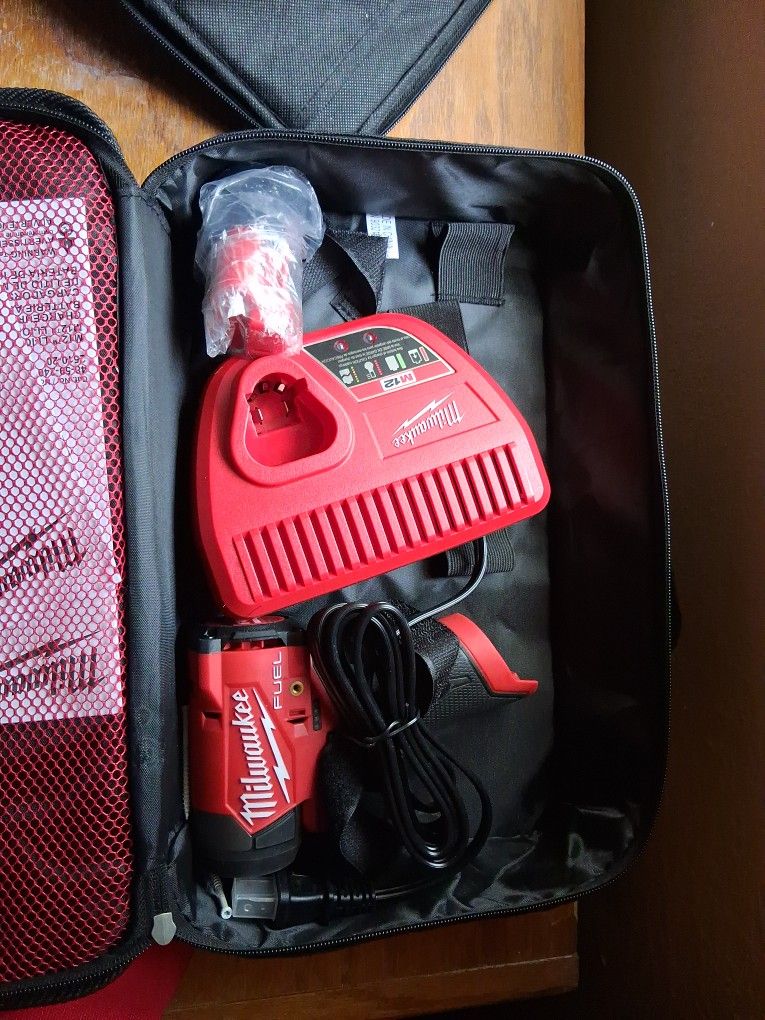 Milwaukee Fuel M12 Impact Driver Battery Charger Kit