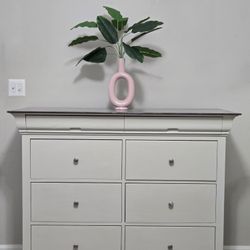 Chest Of Drawers/Dresser