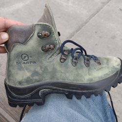 Size 8 Women's Vibram Scarpa Green Leather Italian Hiking Boots.