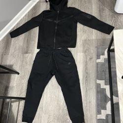 All Black Nike Tech Size M