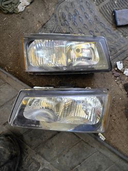 2003 To 2006 Silverado And Chevy Avalanche Upper  Headlights 