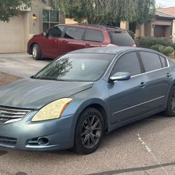 $3,600 OBO Nissan Altima 2012. 
