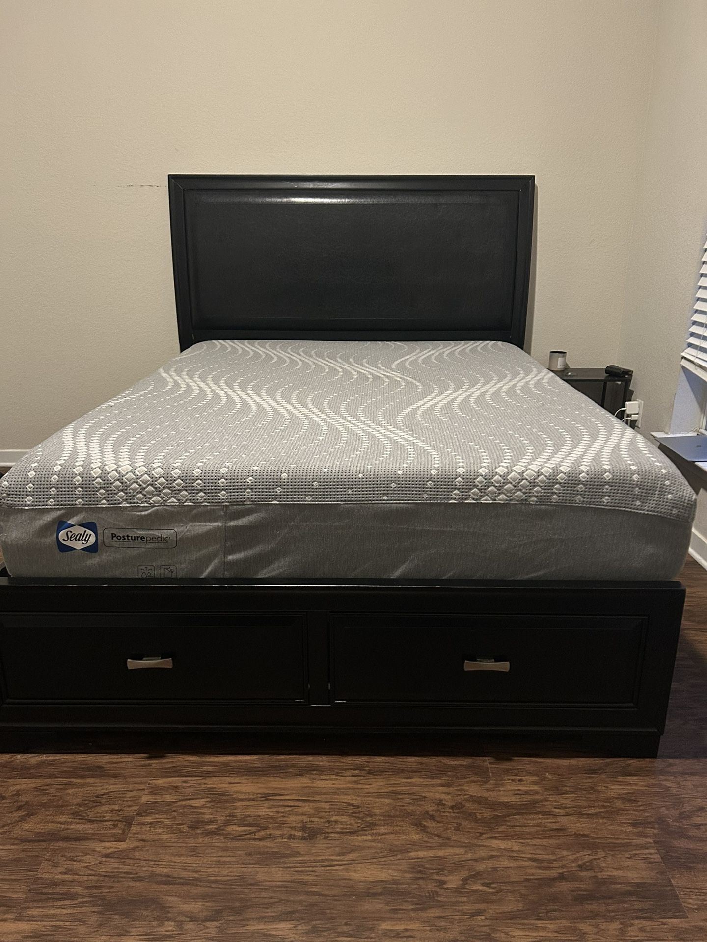 Rooms To Go Queen Bed & Mattress Set - Storage Drawers, Like New! 🛏️ (Moving Sale - Orlando)