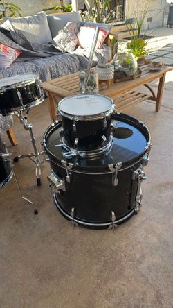 Pearl roadshow five piece drum set