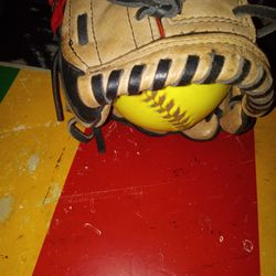 FASTPITCH 🥎 SLOW PITCH SOFTBALL 🥎 14 INCH WILSON GAME USED BROKEN IN! only $80! Better Hurry 😁😜