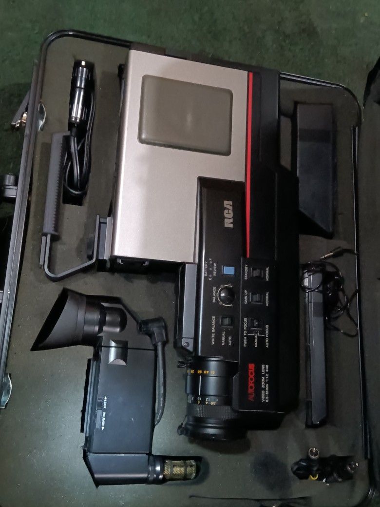Vintage RCA VHS Camcorder Model CLR200 and Accessories/Case and Key lock 