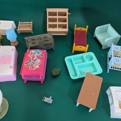 Toy dollhouse furniture