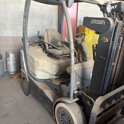 Crown Forklift ( Needs Repairs ) 