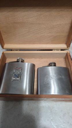 2 flasks in wooden box