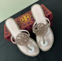 Pink Rhinestone  Thong Sandal Leather Women’s Size 8 AND US 8.5   DM ME WHO INTERESTED WITH THE BOX AVAILABLE SIZE 8 AND 8.5📲