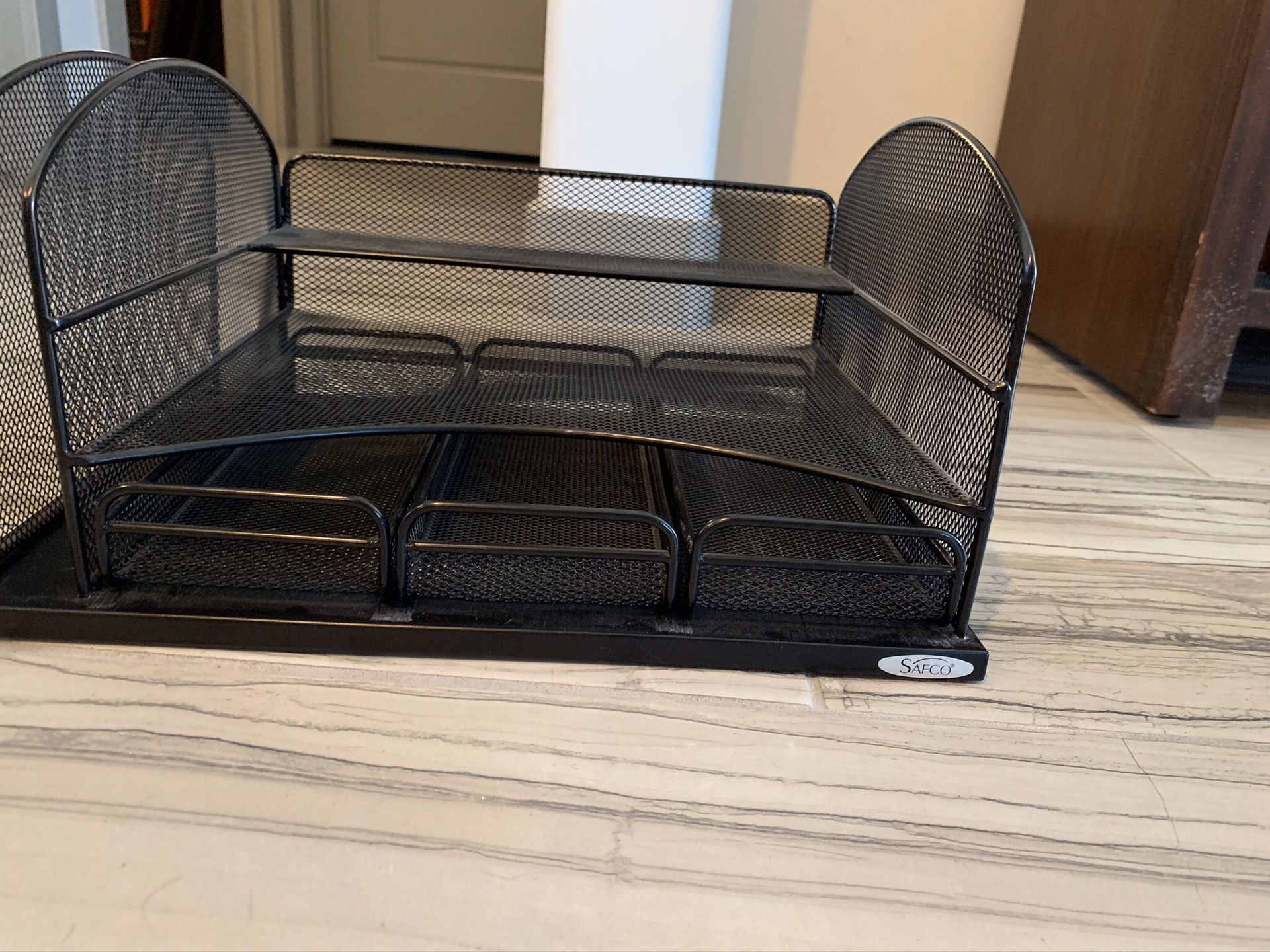 Desk organizer