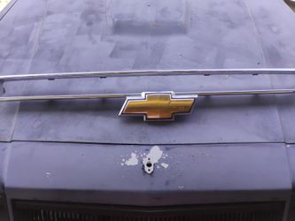 07 Tahoe Front Chrome Grill With The Chevy Logo Small Line Crack On The Chevy Logo$20obo