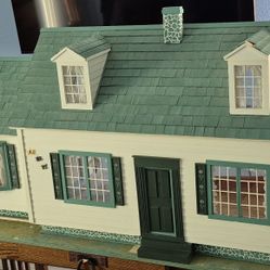 DOLLHOUSE VINTAGE COLLECTIBLE