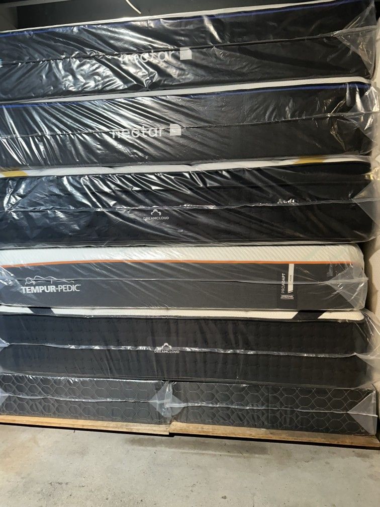 Tempur - Pedic. TEMPUR- proAdapt 12" Firm King Size Mattress