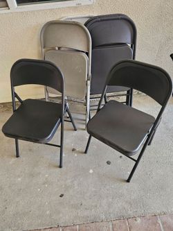 12CHAIRS FOLDING METAL IN VERY GOOD CONDITION BLACK GREY AND WHITE MIX SALE IT ALL TOGETHER HEAVY DUTY FOR ANY QUESTION TEXT ME PLEASE HABLO PLEASE