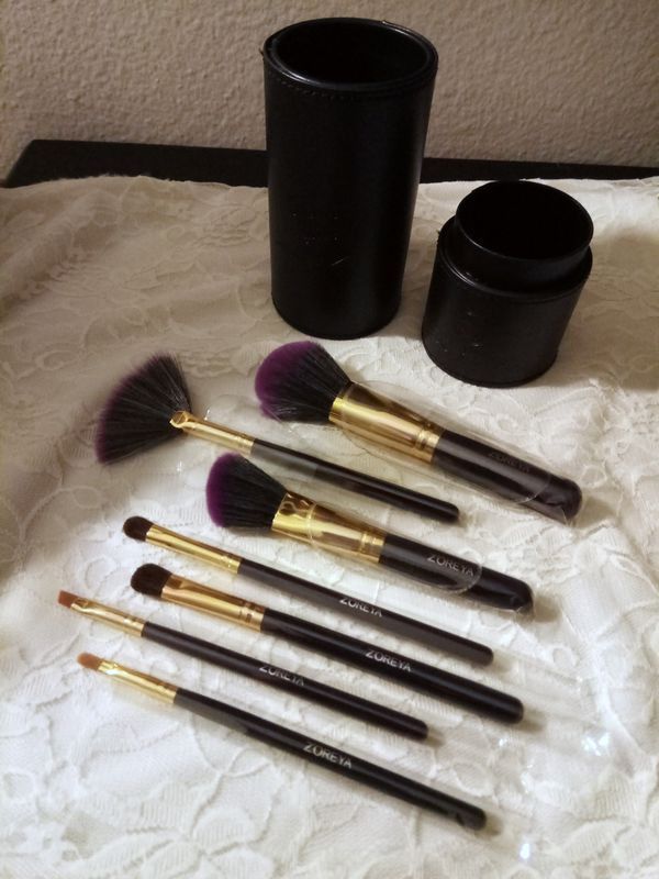 7 Pc. Makeup Brushes Set With Case New