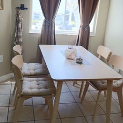 Wooden Dining set with chair cushions / set de comedor con almohadillas incluidas
