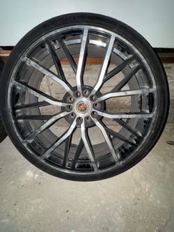 22’ Raceline multi-spoke aftermarket wheels with low-profile tires