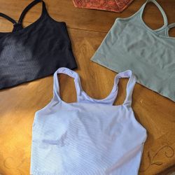 3 Cropped bralettes