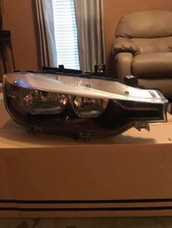 2015+ bmw 320/328i Factory headlights with bulbs. F30/f31 2x passengers lamps left . ($200 a piece)