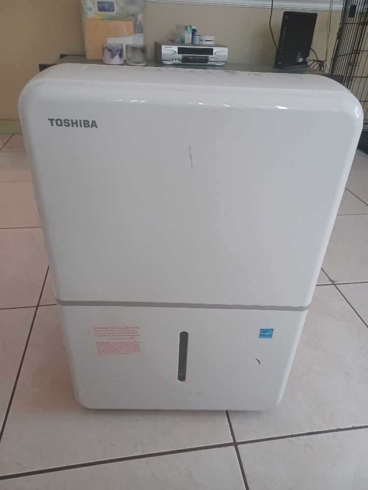 Toshiba Dehumidifier 70 Pints. Model tddp7011es2. Works Great