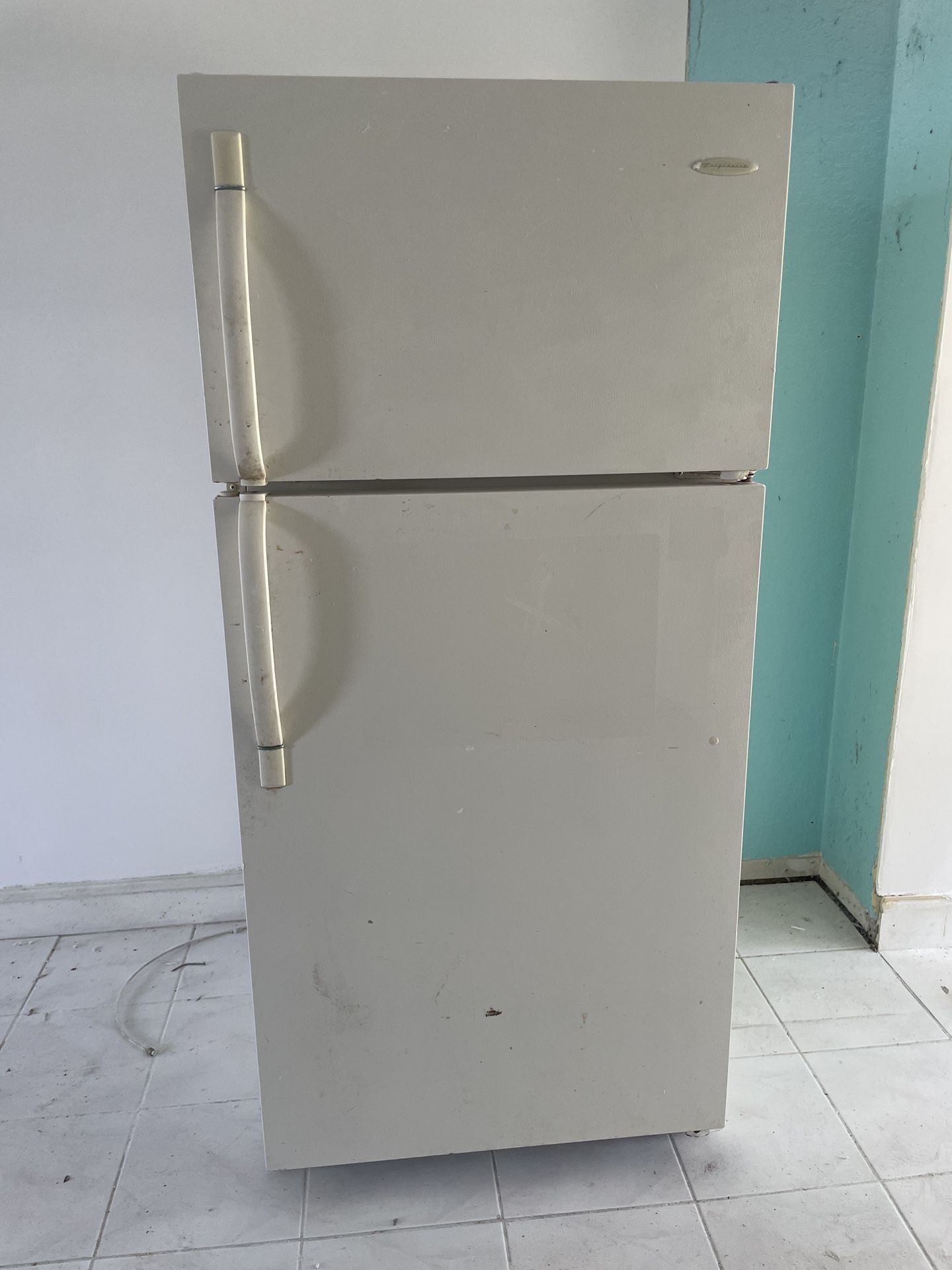 Whirlpool Top-Freezer Refrigerator – Good Working Condition