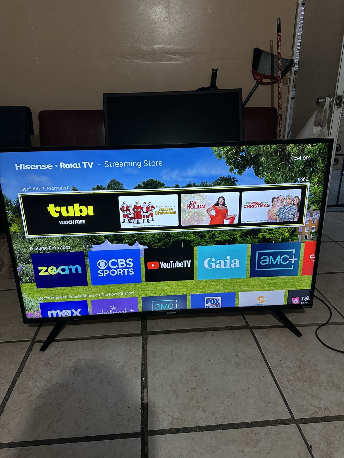 50” 4K UHD Hisense Roku TV with HDR With Remote 
