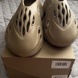 Yeezy Foam RNR ( Clay Taupe)