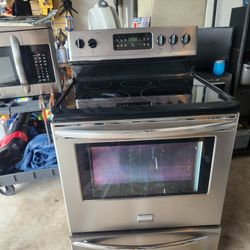 Fridgidaire Galleria Stove And Microwave