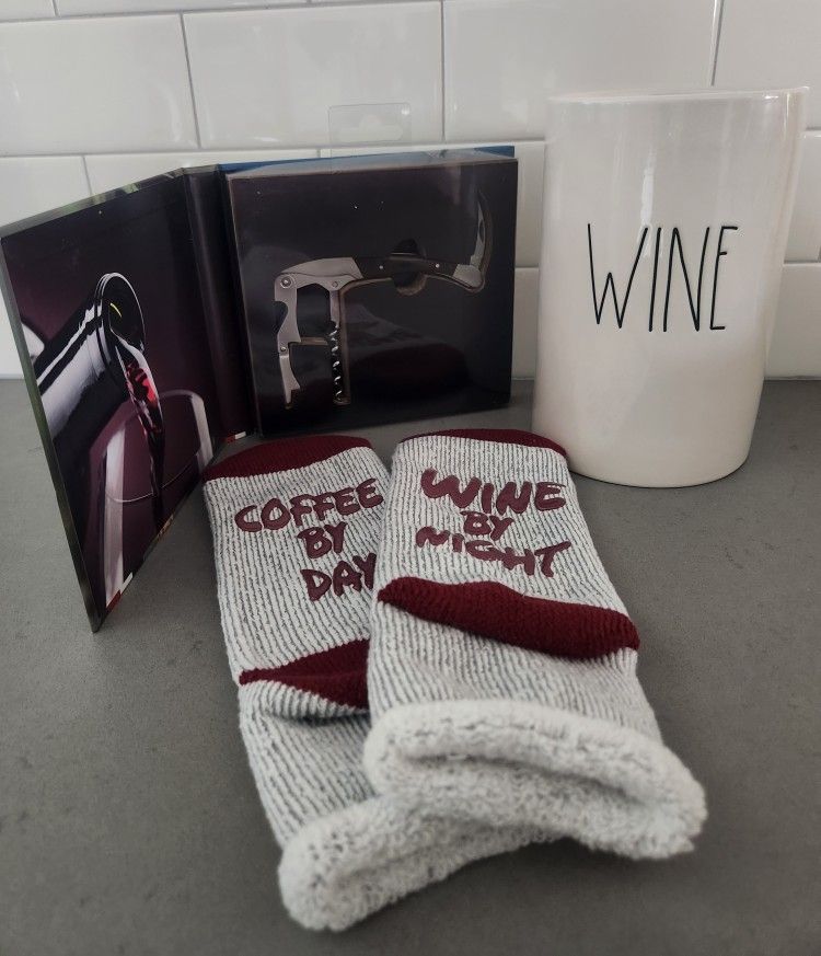 WINE GIFT SET INCLUDING RAE DUNN CHILLER, LEGNOART CORKSCREW AND SOCKS
